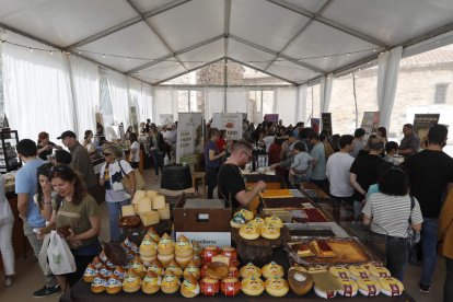 Vista general del Salón del Queso de Astorga ayer a mediodía. FERNANDO OTERO