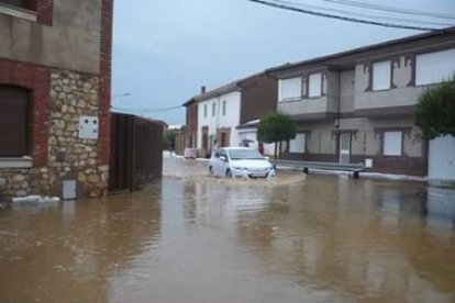 Acumulación de agua en Campo de Santibáñez, tras descargar la tormenta de granizo.