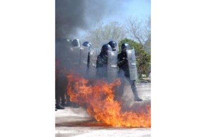 Recreación, con fuego real, de una carga antidisturbios