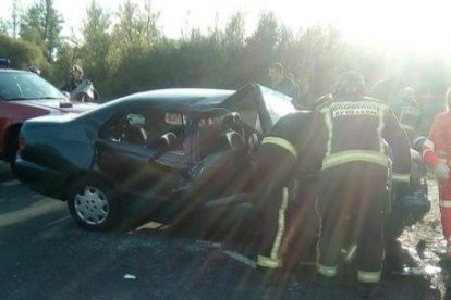 Los servicios de emergencias atienden a los heridos en el lugar de los hechos. DL