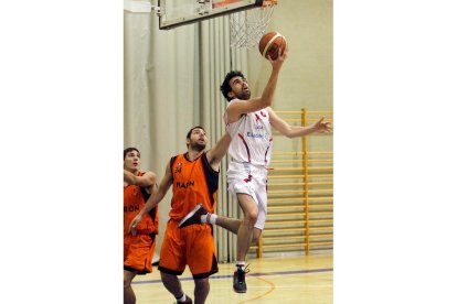 Llamas anota a aro pasado superando a la defensa del Narón.