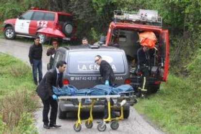 Los bomberos rescataron el cuerpo de la orilla y lo subieron hasta la carretera de Valiña.