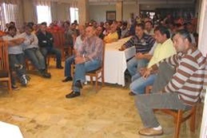 Transportistas asociados a Astale, ayer en un hotel astorgano donde celebraron una asamblea