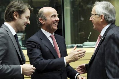 Francois Baroin, De Guindos y Jean-Claude Juncker, en la reunión de ayer en Bruselas.