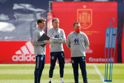 Luis Enrique, junto a parte de su equipo técnico, durante el entrenamiento de la selección. RFEB