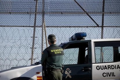 Un guardia civil vigila la zona fronteriza de Marruecos con Melilla, en una imagen de archivo.