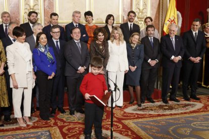 Un niño desegundo de Primaria lee uno de los artículos de la Constitución ante la mirada de los poderes del Estado. MARISCAL