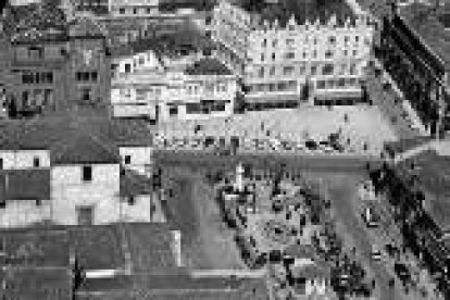 La plaza de san Marcelo en fotografía aérea, inédita, hacia 1959