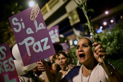 Una mujer se manifiesta a favor de la paz el pasado octubre en Bogotá.