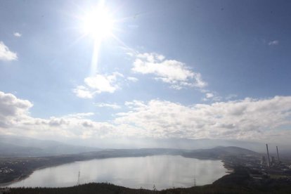 Vista del pantano de Bárcena.