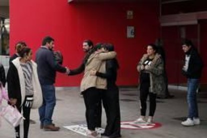 Familiares y amigos del interno de la prisión de Asturias al que los médicos dieron por muerto y que recobró ayer el conocimiento después de trasladarle al Instituto Anatómico Forense para practicarle la autopsia.