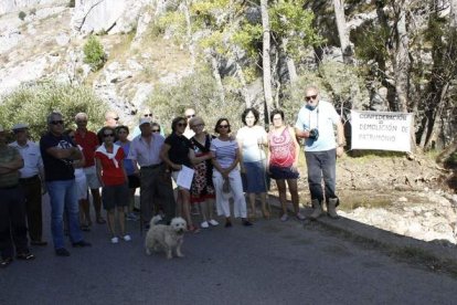 Un grupo de vecinos se manifiesta contra los derribos de los puertos que está realizando Confederación en el río Dueñas. CAMPOS