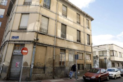 Las dos casas del esquinazo de Federico Echevarría con Rafael María de Labra serán derribadas por Feve. MARCIANO PÉREZ