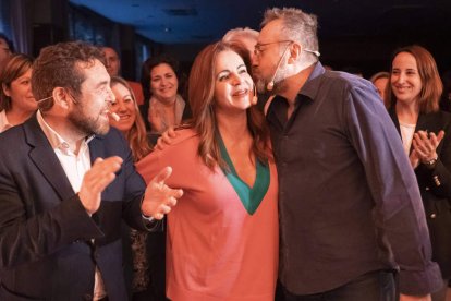 Juan Carlos Girauta da un beso a Silvia Clemente en el acto de las primarias. ICAL