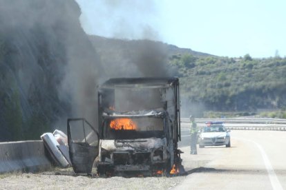 Estado en el que quedó el vehículo tras el incendio originado por causas desconocidas