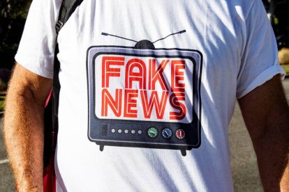 Una camiseta con el logo de fake news. ETIENNE LAURENT