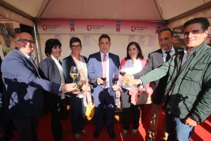 Óscar Ramos, Eugenia Alba, Loli Amigo, Marcos Martínez, Misericordia Bello, Alfonso Arias y Pedro García. Los presidentes de las DO e IGP brindan con el presidente de la Diputación y del Consejo Comarcal.