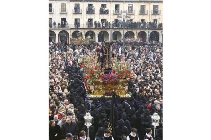 Los braceros del Nazareno esperan en la Plaza Mayor a que la Virgen y el San Juan den comienzo al En