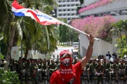 Manifestantes opositores al Gobierno irrumpen en la cumbre