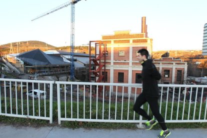 Un hombre haciendo footing en Ponferrada. LUIS DE LA MATA