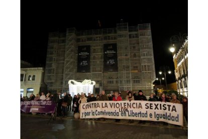 La Plataforma contra la Violencia Machista se concentró en Botines. F. OTERO