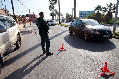 Agentes de refuerzo en los controles policiales de La Línea de la Concepción. EFE