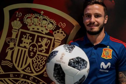 El centrocampista Saúl Ñíguez posa ante el escudo de la selección a dos días del tercer partido ante Marruecos. JAVIER ETXEZARRETA