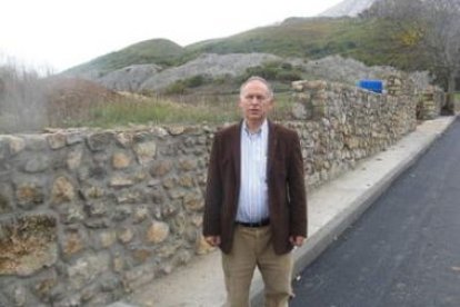 El alcalde de Vegacervera, Luis Rodríguez, ayer en la estación base de salida del teleférico.