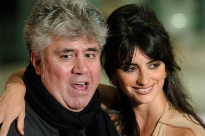 El director manchego Pedro Almodóvar junto a Penélope Cruz.