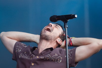 El cantante de Vetusta Morla, en el tercer día del festival Son do Camiño, en Santiago de Compostela. EFE/LAVANDEIRA JR