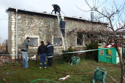 Los bomberos voluntarios de Astorga, durante una intervención en Santa Catalina de Somoza.