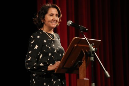 La doctora María del Carmen Fariñas, durante su pregón en el Teatro Bergidum. L. DE LA MATA