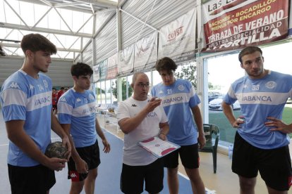 Dani Gordo confía en las posibilidades de su equipo. Hoy toca otro examen ante el Puerto Sagunto. F. OTERO