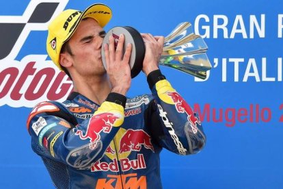 El piloto portugués de Moto3, Miguel Oliveira, celebra el podio tras ganar el Gran Premio de Italia.