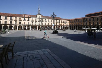 Los mayores desperfectos se encuentran en las zonas norte y sur de la plaza donde se apoya la losa del aparcamiento. RAMIRO