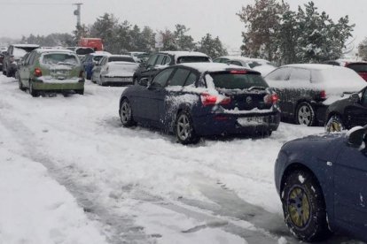 Vehículos retenidos por la nieve en la AP6.