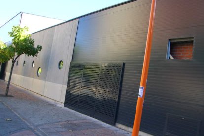 El pabellón, ubicado dentro del patio del colegio público, servirá para dar servicio deportivo a todo el entorno.