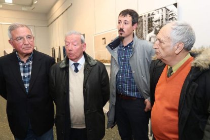 En el centro, Fernández y el alcalde de Balboa, ayer. L. DE LA MATA