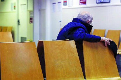 Un paciente espera en una sala de espera a ser atendido por un médico de familia en un Centro de Salud. TONI ALBIR.