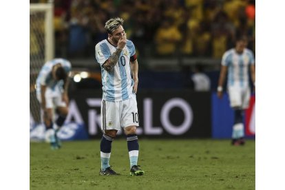 Messi, con gesto preocupado, al acabar el partido. LACERDA