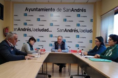 Un momento de la reunión en el Ayuntamiento. DL