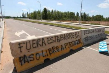 Pintadas de los vecinos contra la paralización del vial.