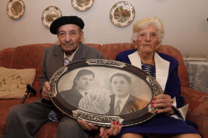 Francisco González y Josefa Velasco, con su foto de boda.