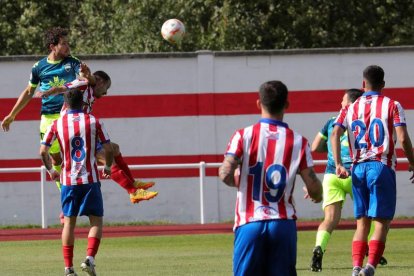 El Atlético Bembibre no pudo sumar en casa. ANA F. BARREDO