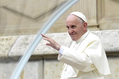 El papa Francisco saluda a los fieles tras una reunión con obispos polacos en la catedral de Wawel en Cracovia.