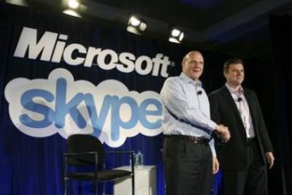 El director ejecutivo de Microsoft (izquierda) saluda a Tony Bates, el de Skype.