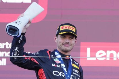 Max Verstappen celebra su triunfo en lo alto del podio. ROBICHON