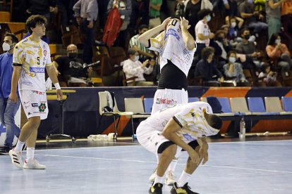 Los jugadores del Abanca Ademar lamentaron la eliminación europea después de dejarse el alma sobre la pista del Palacio de Deportes. MARCIANO PÉREZ