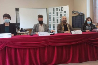 Un momento de la presentación ayer de la actividad estival de la Uned en Villablino. ARAUJO