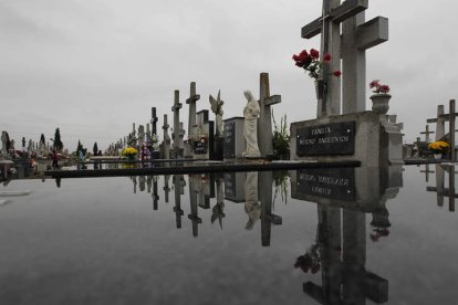 El camposanto de Puente Castro cuenta en la actualidad con más de 10.000 sepulturas y otros tantos nichos